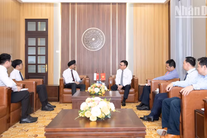 Toàn cảnh buổi làm việc giữa Tổng Biên tập Báo Nhân Dân Lê Quốc Minh và Đại sứ Singapore Rajpal Singh. (Ảnh: MINH DUY)
