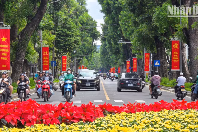 Phố phường Hà Nội được tô thắm những dịp lễ lớn.