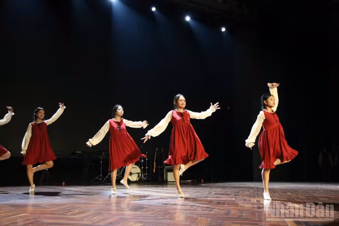 Vũ đạo do chính thành viên Câu lạc bộ nghệ thuật Hà Nội-Amsterdam biên đạo.
