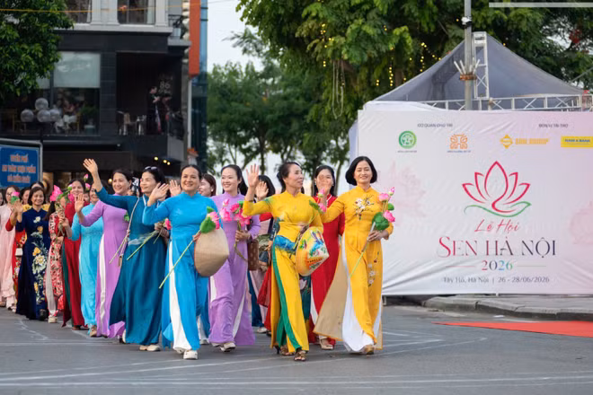Cuộc diễu hành thu hút mọi lứa tuổi tham gia, cùng nhau tôn vinh văn hóa Thủ đô. Sự đồng lòng này đã thể hiện rõ tinh thần đoàn kết và tình yêu của người dân dành cho Hà Nội.