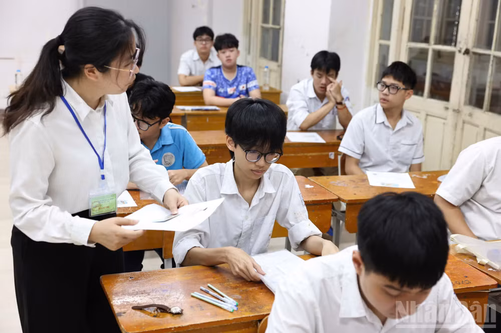 Trong phòng thi Ngữ văn Kỳ thi tuyển sinh vào lớp 10 của Hà Nội sáng 30/5. (Ảnh: ĐẠI THẮNG)