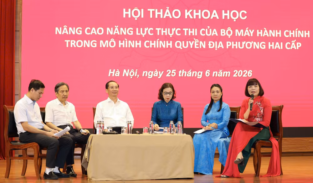 Đại biểu trong phiên Tọa đàm tại Hội thảo khoa học “Nâng cao năng lực thực thi của bộ máy hành chính trong mô hình chính quyền địa phương hai cấp”.