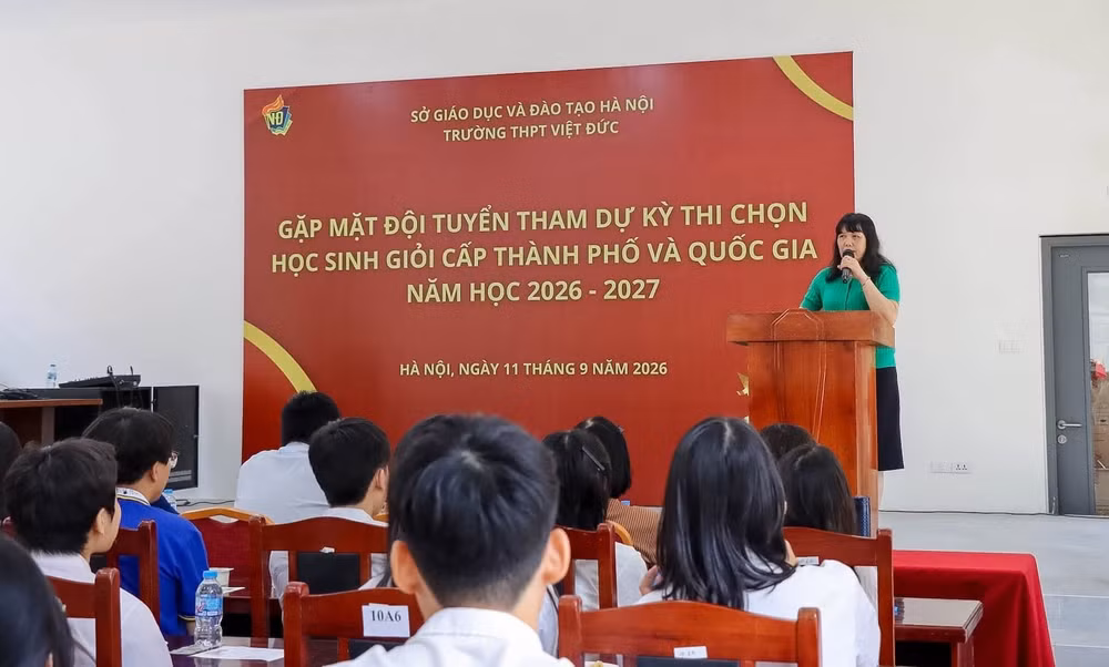 Hình ảnh tại buổi gặp mặt đội tuyển tham dự Kỳ thi chọn học sinh giỏi cấp thành phố năm học 2026-2027. (Ảnh: Trường THPT Việt Đức)