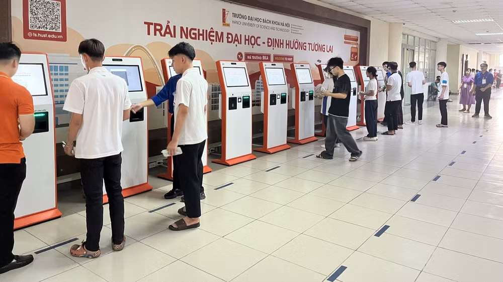 Thí sinh làm thủ tục trước khi vào thi TSA. (Ảnh: HUST)