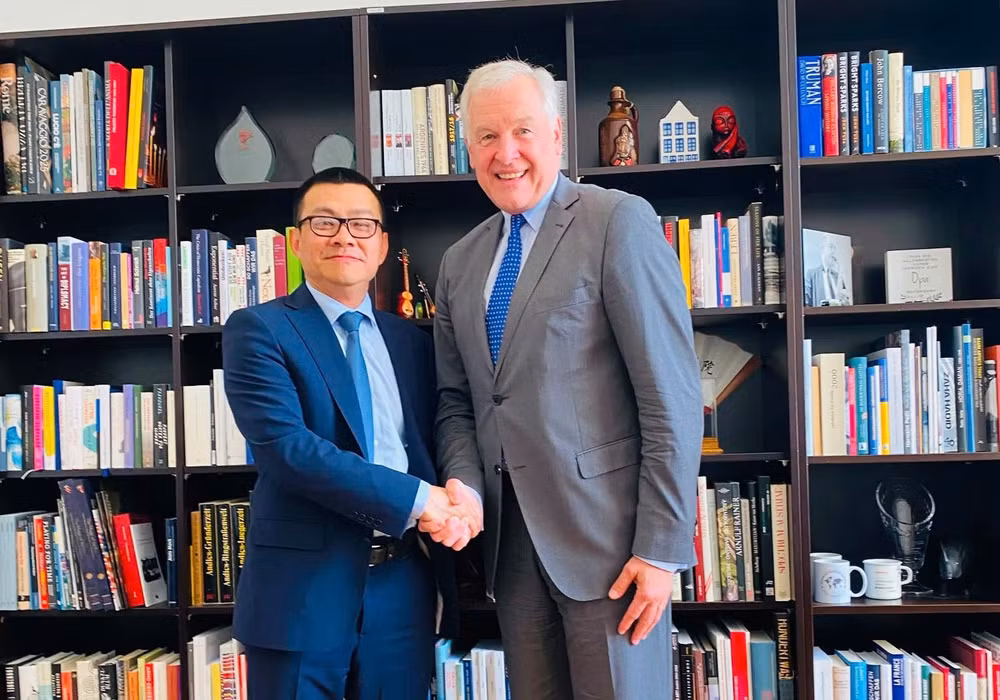Đại sứ Việt Nam tại Áo Vũ Lê Thái Hoàng gặp gỡ Tiến sĩ Martin Eichtinger, Giám đốc Học viện Ngoại giao Áo