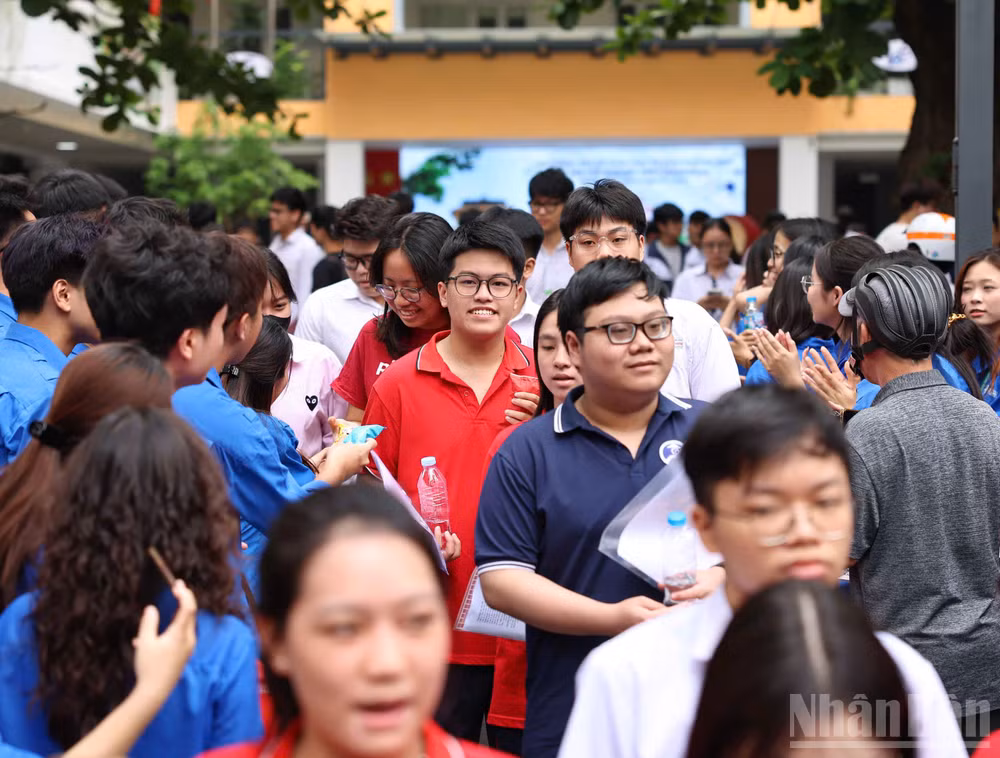 Thí sinh rời khỏi điểm thi Trường THCS Ngô Sĩ Liên (Hà Nội) sau khi hoàn thành bài thi Ngữ văn sáng 11/6. (Ảnh: Đại Thắng)