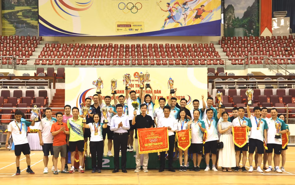 Đồng chí Nguyễn Huy Tiến, Ủy viên Ban Chấp hành Trung ương Đảng, Bí thư Đảng ủy, Viện trưởng Viện Kiểm sát nhân dân tối cao và đồng chí Trần Huy Tuấn, Ủy viên Ban Chấp hành Trung ương Đảng, Bí thư Tỉnh ủy Ninh Bình trao giải Nhất toàn đoàn cho Đoàn Vận động viên Viện Kiểm sát nhân dân thành phố Hải Phòng.