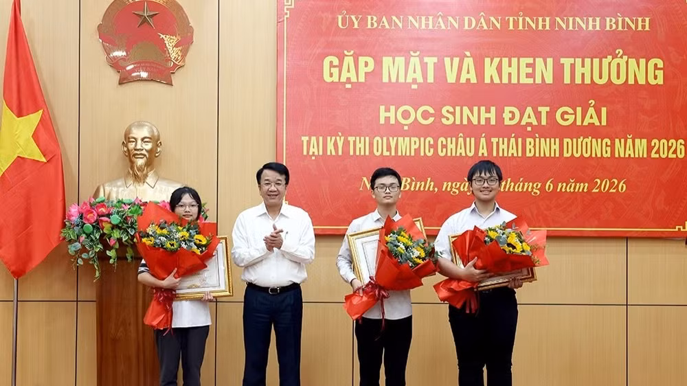 Ba học sinh: Nguyễn Khánh Phúc, Nguyễn Thị Bích Ngọc, Bùi Anh Tú nhận Bằng khen của Chủ tịch Ủy ban nhân dân tỉnh. 