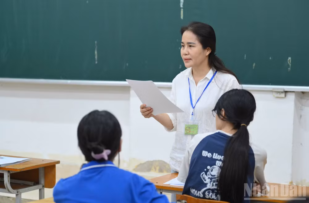 Thí sinh có mặt trực tiếp tại phòng thi, nghe phổ biến quy chế, hoàn tất thủ tục trước khi bước vào các buổi thi chính thức (Ảnh: THẾ ĐẠI)