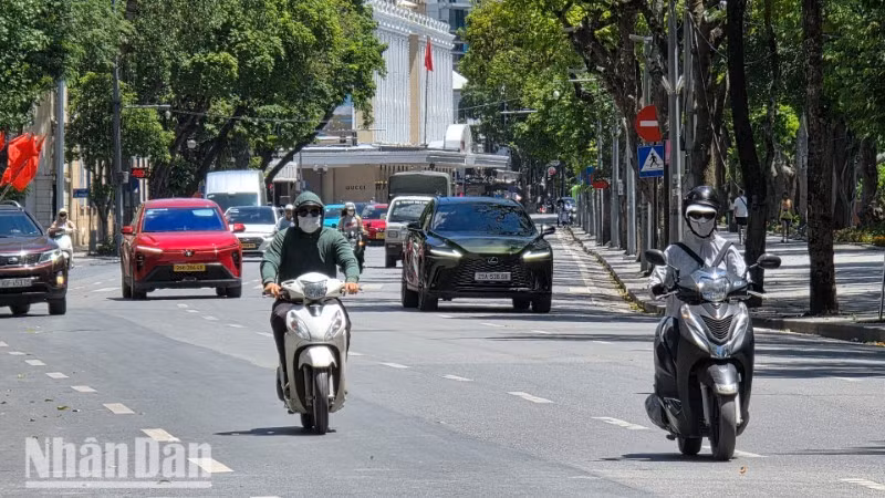 Hà Nội đang trong đợt nắng nóng gay gắt. (Ảnh: MINH DUY)