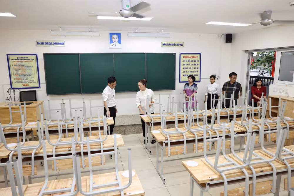 Ban Chỉ đạo thi phường Cửa Nam, Hà Nội kiểm tra công tác chuẩn bị cơ sở vật chất, điều kiện tổ chức thi kỳ thi vào lớp 10. (Ảnh: ĐẠI THẮNG)
