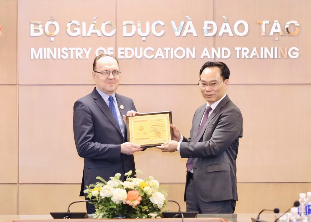 Quyền Bộ trưởng Giáo dục và Đào tạo Hoàng Minh Sơn trao Kỷ niệm chương "Vì sự nghiệp Giáo dục" cho Đại sứ đặc mệnh toàn quyền Liên bang Nga tại Việt Nam Bezdetko Gennady Stepanovich. 