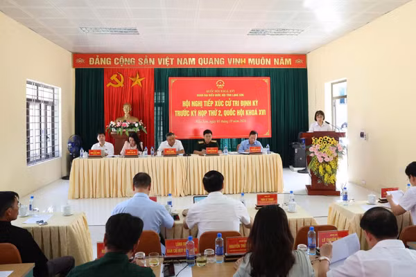 Đồng chí Trần Sỹ Thanh và Đoàn Đại biểu Quốc hội tỉnh Lạng Sơn tổ chức Hội nghị tiếp xúc cử tri tại xã Mẫu Sơn. (Ảnh: DƯƠNG DUYÊN)