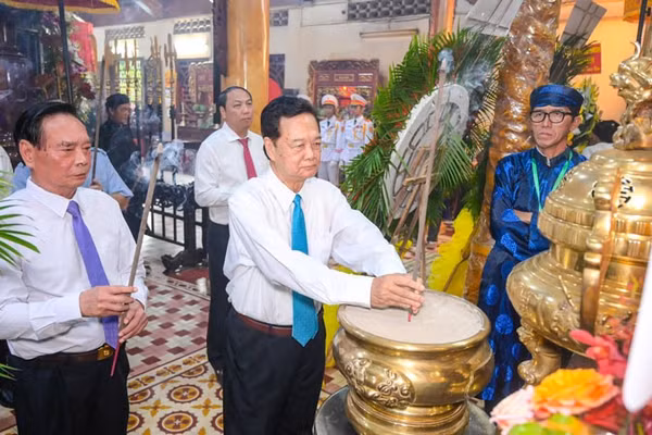 Nguyên Thủ tướng Nguyễn Tấn Dũng, Đại tướng Lê Hồng Anh dâng hương Anh hùng dân tộc Nguyễn Trung Trực. (Ảnh: PHƯƠNG VŨ)
