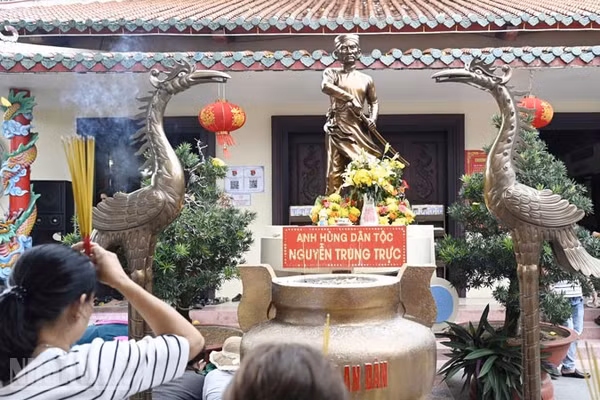 Người dân thắp hương tưởng nhớ Anh hùng dân tộc Nguyễn Trung Trực. (Ảnh: QUỐC TRINH)