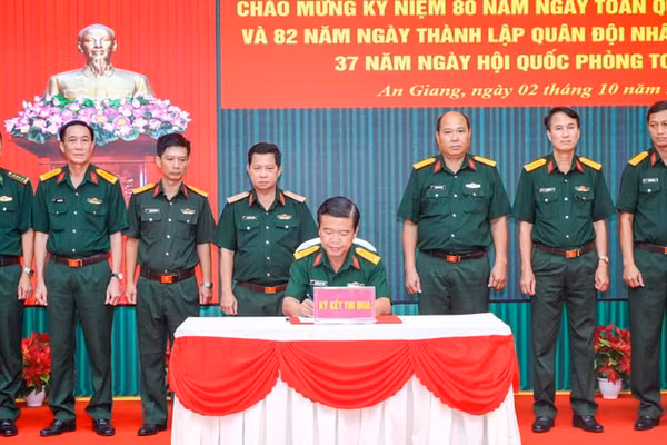 Đại tá Nguyễn Việt Thắng, Chính ủy Bộ Chỉ huy Quân sự tỉnh An Giang ký xác nhận thi đua. (Ảnh: PHƯƠNG VŨ)