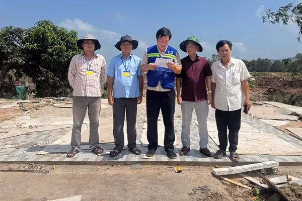 Lực lượng chức năng thông qua các quyết định cưỡng chế. (Ảnh: CTV)