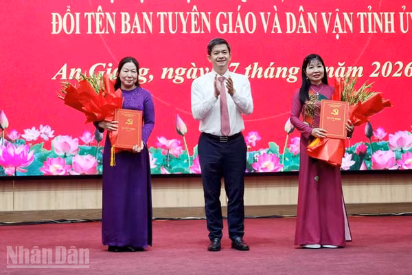 Bí thư Tỉnh ủy An Giang Lê Quang Tùng tặng hoa chúc mừng Đảng bộ Hội đồng nhân dân tỉnh và Đảng bộ Mặt trận Tổ quốc, các đoàn thể tỉnh An Giang. (Ảnh: QUỐC TRINH)