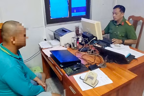 Công an phường Vĩnh Tế làm việc với P.T.T, làm rõ nội dung phản ánh gửi đến Trang Thông tin điện tử Công an tỉnh An Giang. (Ảnh: Công an An Giang)