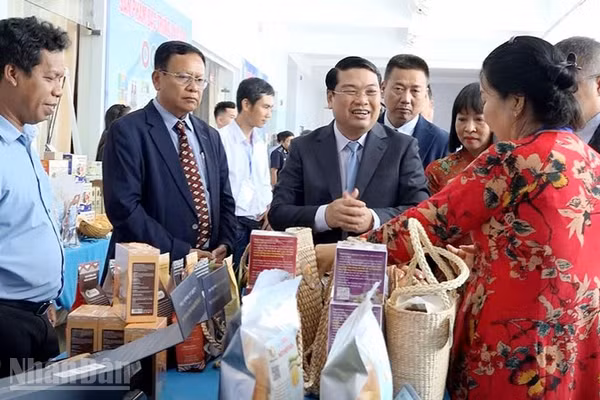 Lãnh đạo tỉnh An Giang tham dự Hội chợ Thương mại Quốc tế Tịnh Biên-An Giang 2026. (Ảnh: QUỐC TRINH)