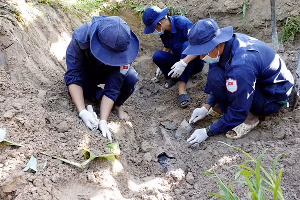 Đội K92 cẩn trọng đào bới tìm kiếm hài cốt liệt sĩ tại ấp Rẫy Mới, xã Kiên Lương. (Ảnh: PHƯƠNG VŨ)
