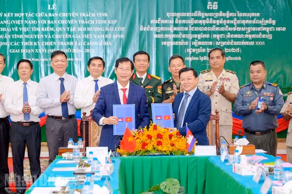 Đại diện Ban Chuyên trách tỉnh An Giang và tỉnh Kép ký kết biên bản hợp tác giai đoạn XXVI (mùa khô 2026-2027). (Ảnh: PHƯƠNG VŨ)