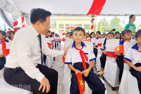 Lãnh đạo tỉnh An Giang và học sinh trong ngày khai giảng năm học mới 2026-2027. (Ảnh: QUỐC TRINH)