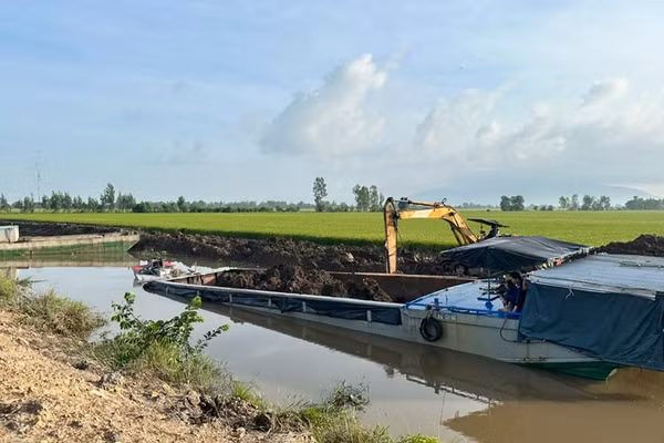 Hiện trường khai thác khoáng sản trái phép. (Ảnh: NGỌC KHUÊ)