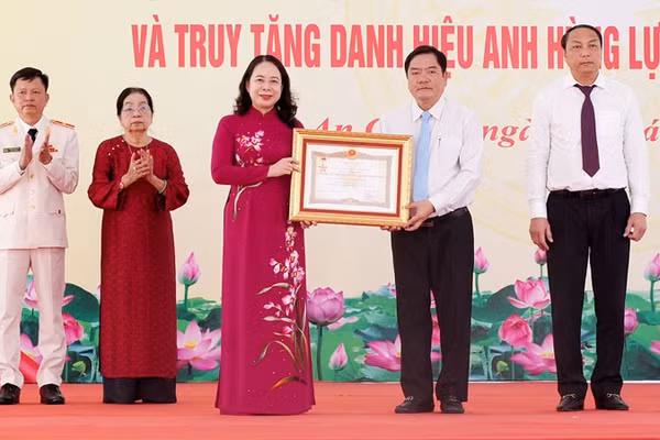 Phó Chủ tịch nước Võ Thị Ánh Xuân trao tặng danh hiệu Anh hùng lực lượng vũ trang nhân dân cho thân nhân đồng chí Lâm Kiên Trì, nguyên Bí thư Tỉnh ủy Rạch Giá (nay là tỉnh An Giang). (Ảnh: LÊ HUY HẢI)