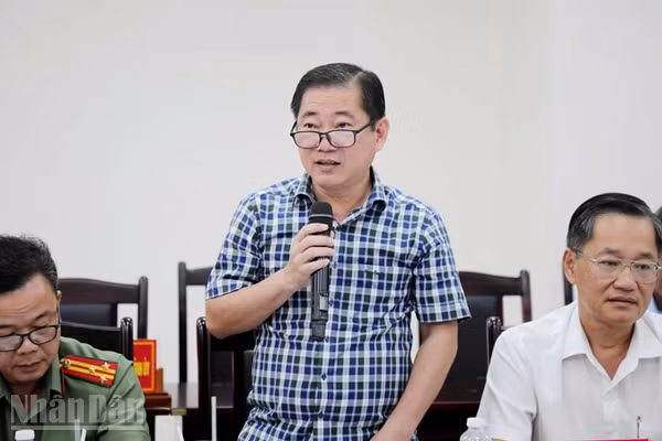 Đại diện Sở Nội vụ tỉnh An Giang phát biểu tại buổi giao ban báo chí định kỳ. (Ảnh: QUỐC TRINH)