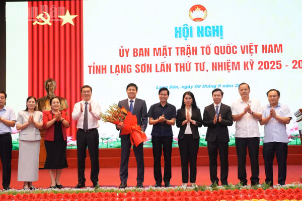 Lãnh đạo Tỉnh ủy, Ban Thường vụ Tỉnh ủy Lạng Sơn chúc mừng Tân Chủ tịch Ủy ban Mặt trận Tổ quốc Việt Nam tỉnh Lạng Sơn. (Ảnh: QUỐC ĐẠT)