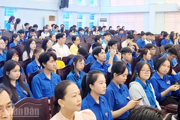 Sinh viên Trường đại học Kiên Giang dự khai giảng năm học mới. (Ảnh: QUỐC TRINH)