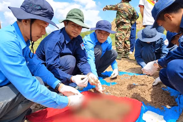 Đội K92 (Bộ Chỉ huy Quân sự tỉnh An Giang) tiếp tục tìm kiếm, quy tập được 5 bộ hài cốt liệt sĩ tại tỉnh Kép (Vương quốc Campuchia). (Ảnh: PHƯƠNG VŨ)