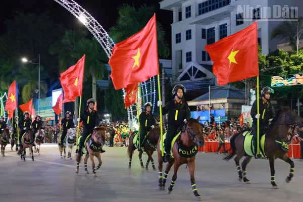 Phần biểu diễn của Đoàn Kỵ binh thuộc Bộ Tư lệnh Cảnh sát cơ động, Bộ Công an là điểm nhấn của chương trình. (Ảnh: QUỐC ĐẠT)