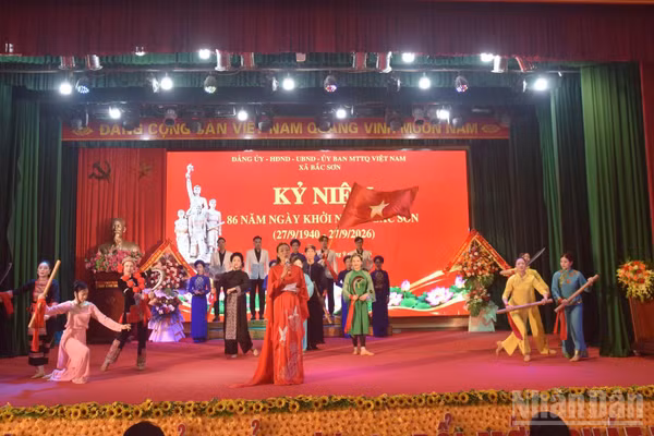 Tiết mục văn nghệ chào mừng tại lễ kỷ niệm. (Ảnh: DOÃN TUẤN)