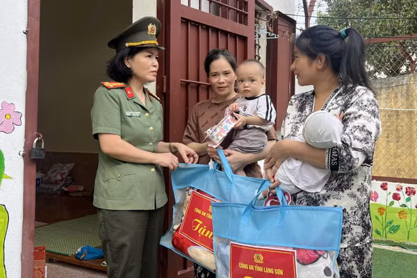 Đồng chí Đại tá Nguyễn Thị Minh Phú, Trưởng phòng Công tác chính trị, Công an tỉnh Lạng Sơn thăm hỏi các phạm nhân. (Ảnh: Sầm Nguyên)