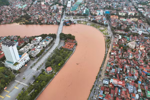 Khu vực bờ sông Kỳ Cùng, trung tâm tỉnh Lạng Sơn bị ngập úng cục bộ tại nhiều điểm. (Ảnh: Duy Dũng)
