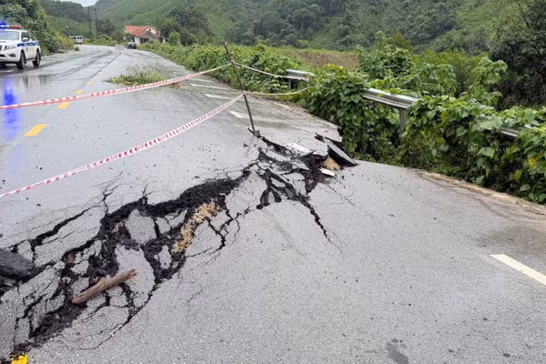 Tuyến Quốc lộ 4B xuất hiện các điểm sụt lún khiến các phương tiện có tải trọng lớn không thể di chuyển. (Ảnh: Sở Xây dựng Lạng Sơn cung cấp)