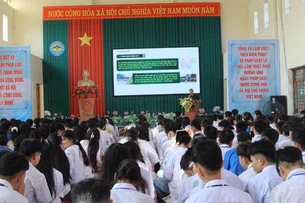 Hoạt động tuyên truyền pháp luật được Bộ đội Biên phòng triển khai trên địa bàn xã Ba Sơn. (Ảnh: VI TOÀN)