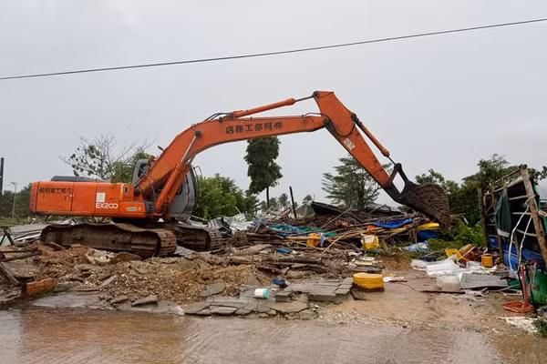 Phương tiện thực hiện cưỡng chế, thu hồi diện tích đất vi phạm ở Phú Quốc. (Ảnh: HOÀNG DUNG)