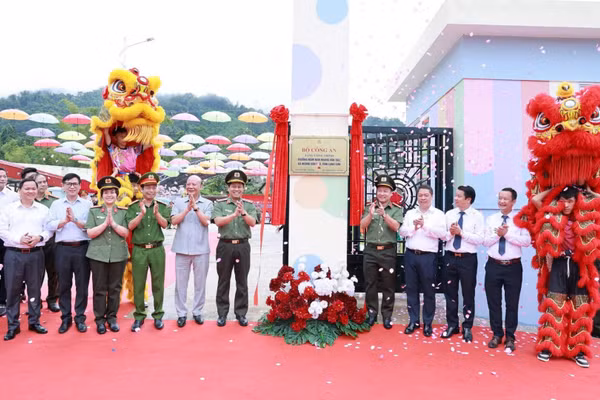 Các đại biểu thực hiện nghi thức gắn biển công trình. (Ảnh: Sầm Nguyên)