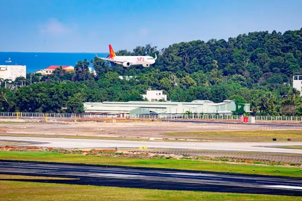 Chuyến bay 9G1955 của Sun PhuQuoc Airways từ Thành phố Hồ Chí Minh hạ cánh xuống đường băng số 2, trở thành chuyến bay thương mại đầu tiên khai thác công trình. (Ảnh: CTV)