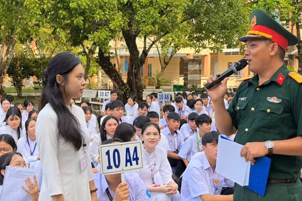 Tiểu đoàn 519 tuyên truyền, phổ biến, giáo dục pháp luật và cấp tờ gấp tuyên truyền pháp luật cho học sinh Trường trung học phổ thông Nguyễn Thần Hiến, phường Hà Tiên. (Ảnh: PHƯƠNG VŨ) 
