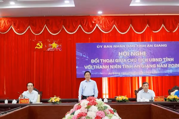 Ủy viên Trung ương Đảng, Chủ tịch Ủy ban nhân dân tỉnh An Giang Hồ Văn Mừng phát biểu tại hội nghị đối thoại với thanh niên năm 2026. (Ảnh: VĂN SĨ)
