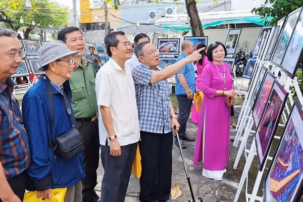 Đại biểu tham quan Triển lãm ảnh nghệ thuật với chủ đề "Dấu ấn thời gian". (Ảnh: TRƯƠNG MINH ĐIỀN)