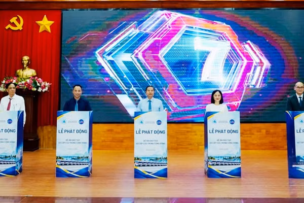 Lãnh đạo Ủy ban nhân dân Đặc khu Phú Quốc cùng đại diện Sở Y tế An Giang, Bệnh viện Vinmec Phú Quốc, Trung tâm Y tế Phú Quốc phát động Đề án Đào tạo sơ cấp cứu ban đầu cho cộng đồng. (Ảnh: HOÀNG DUNG)