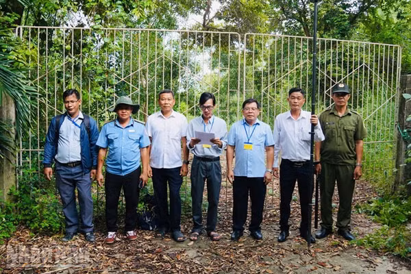 Lực lượng chức năng đặc khu Phú Quốc thông qua quyết định cưỡng chế đất vi phạm. (Ảnh: HOÀNG DUNG)
