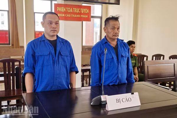 Bị cáo Nguyễn Văn Tình (bên trái) và Nguyễn Thanh Em.