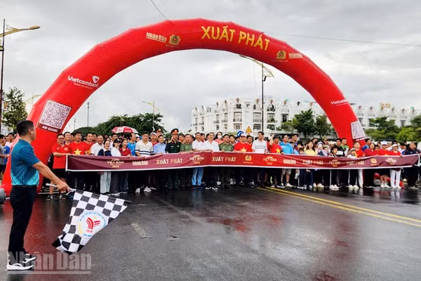 Đông đảo cán bộ, chiến sĩ Công an, Quân sự, công chức, viên chức và nhân dân An Giang tích cực tham gia hưởng ứng đi bộ. (Ảnh: QUỐC TRINH)