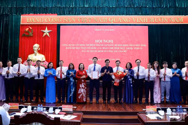 Lãnh đạo Tỉnh ủy Lạng Sơn chúc mừng đồng chí Bí thư Đảng ủy Mặt trận Tổ quốc, các đoàn thể tỉnh, nhiệm kỳ 2025-2030. (Ảnh: THÀNH NAM)